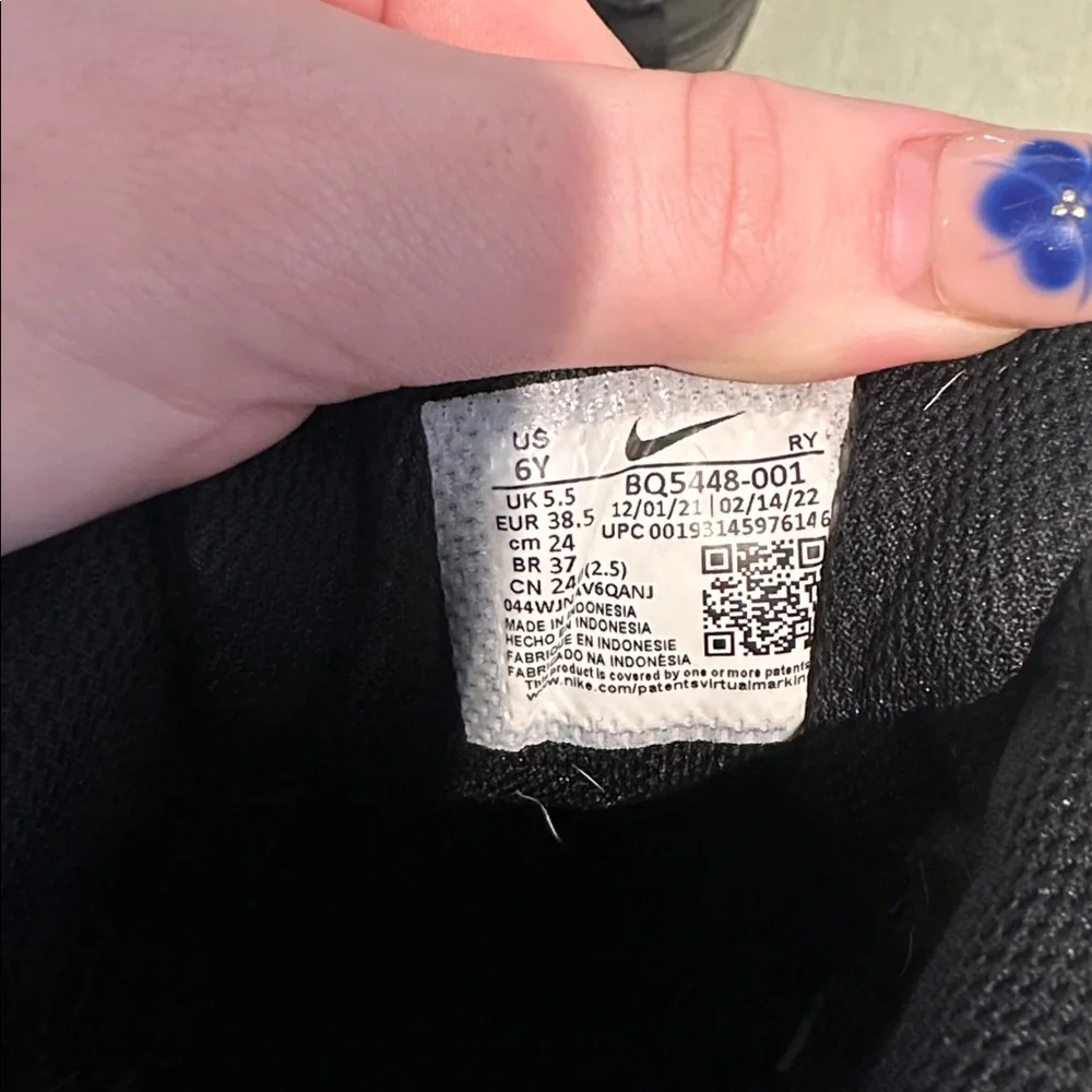 Nike Kids Black Sneakers with Lace-Up Closure Size 6Y